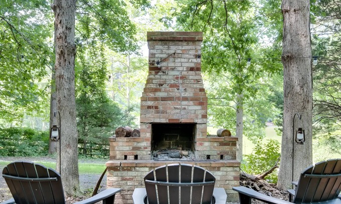 Livingston House | Cozy Lakeview Cabin with Gazebo, Ideal for Families and Pets