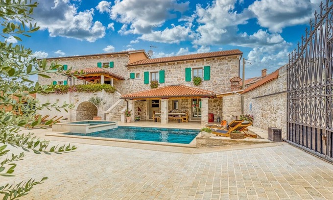 Selina Villa | Inviting Villa Kata with Outdoor Pool in Sv. Lovrec