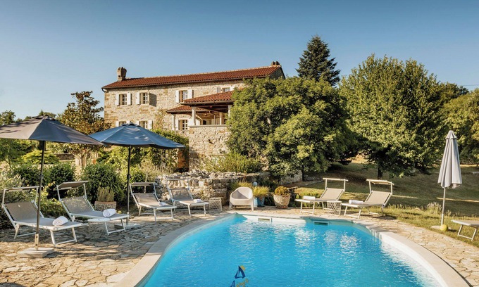 Makovci Villa | Spacious 5BD Villa with Pool and Ocean View Awaits You