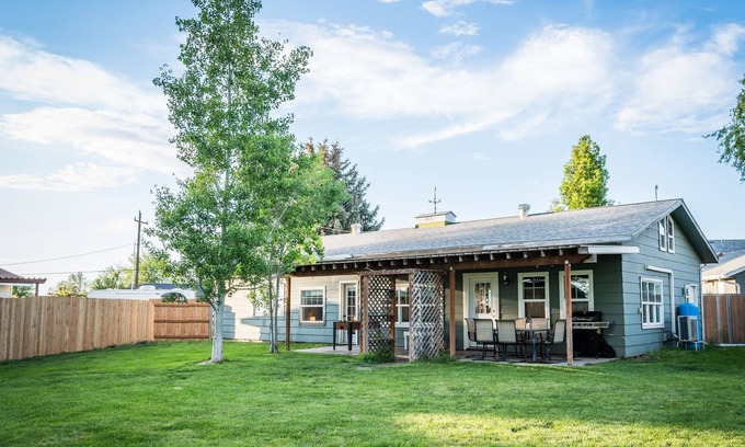 Walla Walla House | Pet-Friendly Rustic Wine Country Farmhouse - Perfect Getaway