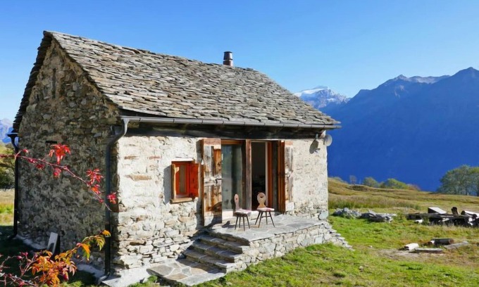 Acquarossa House | Top Rated Rustico Andrea with Lake View & Pet Friendly Amenities