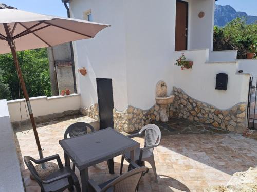 Scapoli House | Rustico casa vacanze per 4 persone a Rocchetta a Volturno