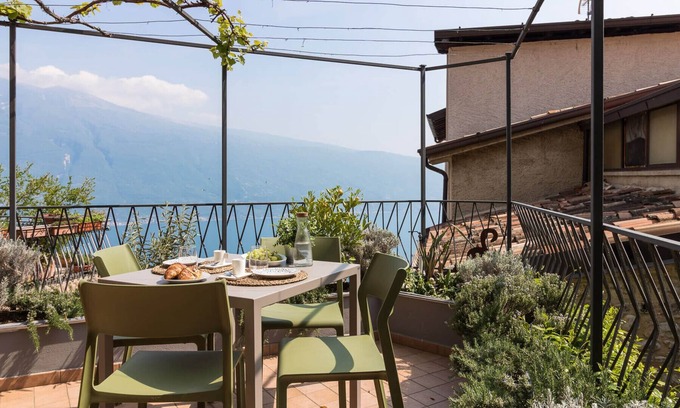 Gardola Apartment | Enchanting Rustico Minichèto: Lake View Apartment Retreat