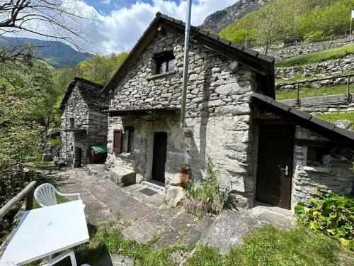 Corippo Ski Chalet | Discover Rustico sul fiume Verzasca: Family & Pet Friendly!