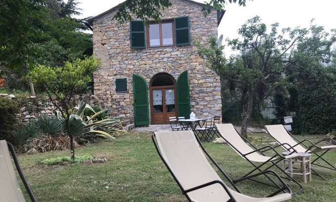 Gazzelli Apartment | Rustico Vinsa: Cozy Monolocale with Scenic Garden Retreat