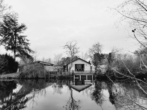 Geel Ski Chalet | Tranquil Chalet Kapeki with Garden by the Water