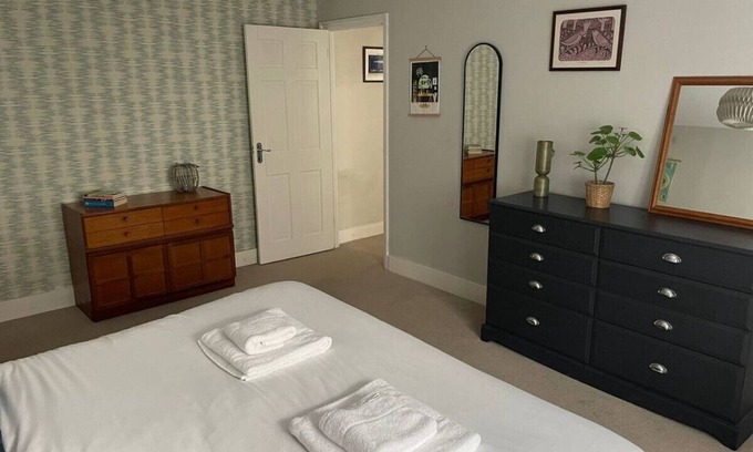 St Ives Apartment | Top-Rated Ruston Chambers with Free Parking & Breakfast