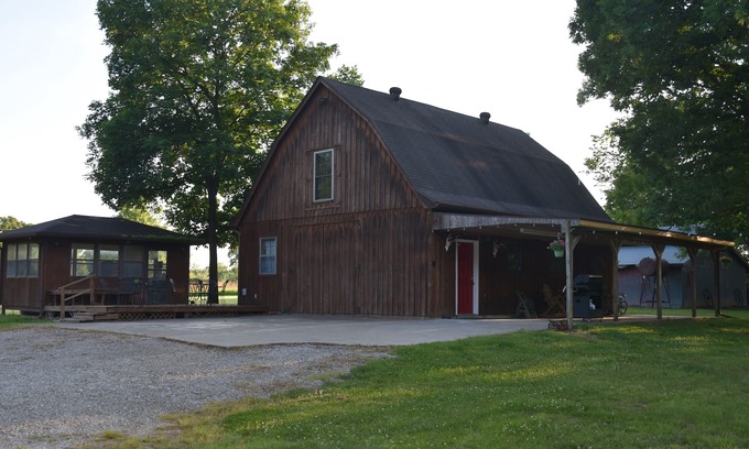 Thompson Cabin | Experience Rut & Strut Ranch: Quiet Cabin Near Mark Twain
