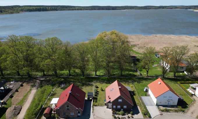 Warin House | Ruth: Cozy 85sqm Vacation Home with Garden & Lake View