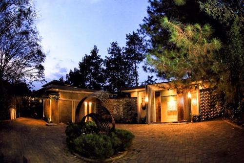 Parongpong House | Cozy Ruth's Bed & Breakfast: Pet Friendly with On-Site Dining