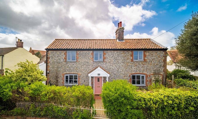 Bacton Cottage | Ruthie Cottage: Pet-Friendly Retreat Steps from the Beach