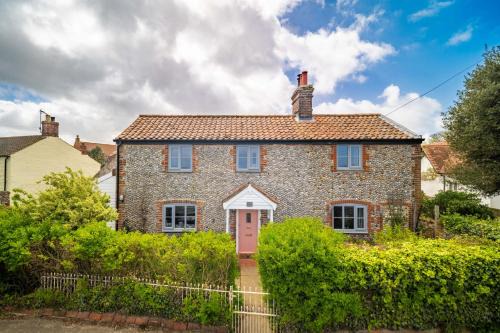 Bacton House | Pet-Friendly Ruthie Cottage - Ideal for Families & Getaways