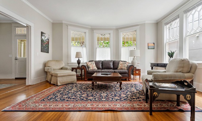 Radcliffeborough Apartment | Elegant Rutledge Avenue Inn with Family-Friendly Amenities