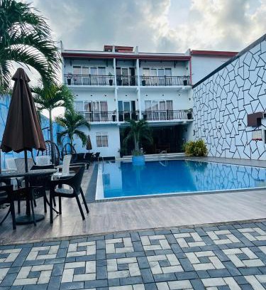 Narammala Hotel | Ruwanara Royal Majesty: Family-Friendly with Pool & Breakfast