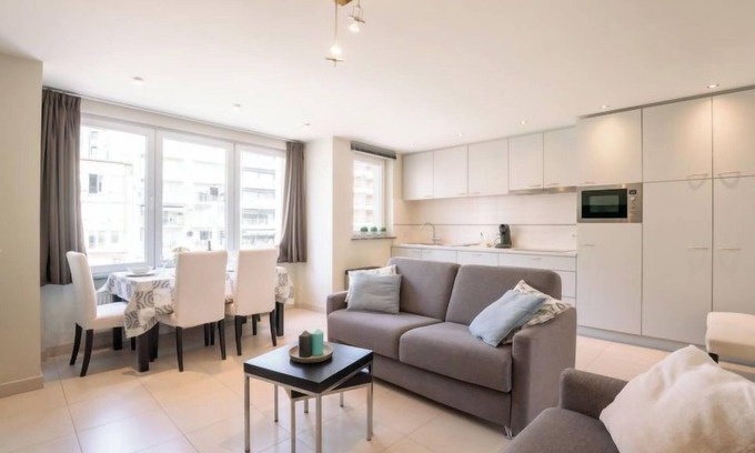 Blankenberge Apartment | Ruzette Beach Retreat: Oceanfront Comfort with Spa Access