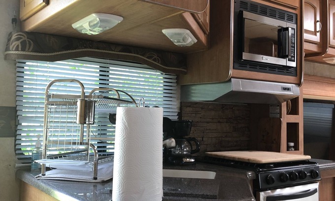 James Monroe House | Cozy Efficiency Apartment with Kitchen and Breakfast Included