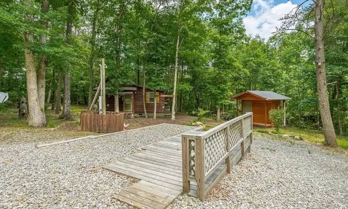 Tracy City RV Rental | Pet-Friendly RV Pad with Full Hookups and WiFi Access