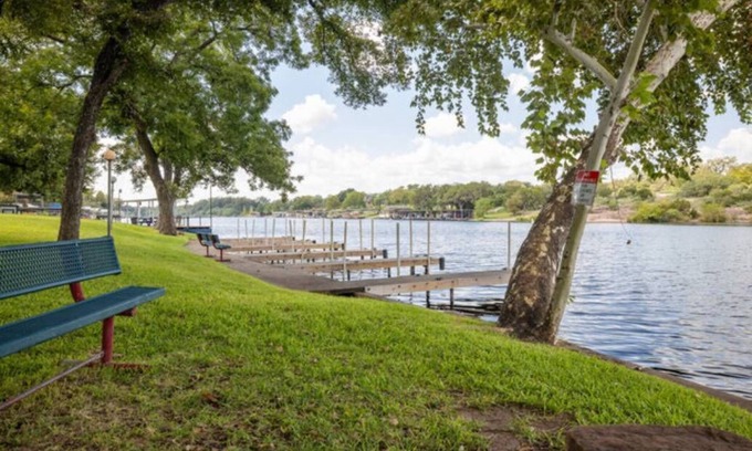 Buchanan Dam RV Rental | Pet-Friendly RV Site with Pool and Lake View