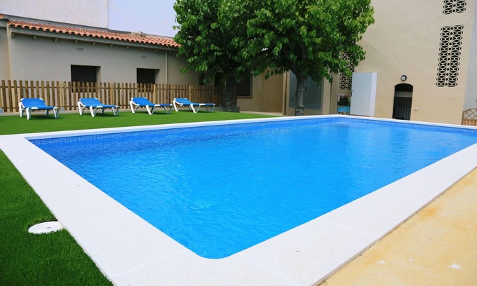 L'Escala Apartment | RVApartaments Provenzal: Oceanfront Retreat with Pool Access