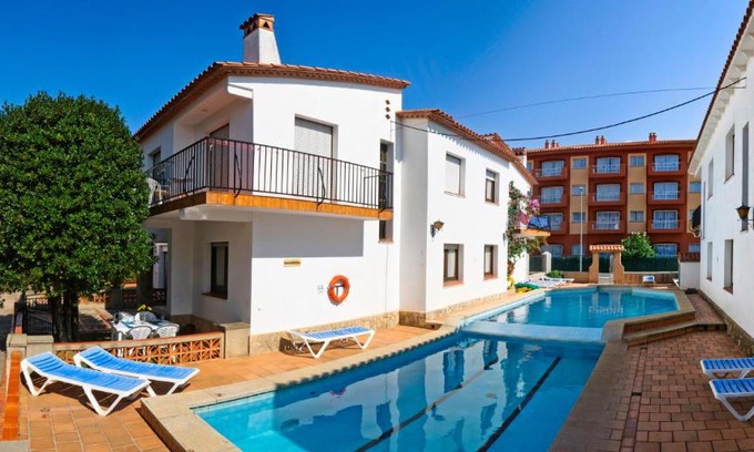 L'Estartit Apartment | Discover RVApartaments Villas Piscis with Ocean Views & Pool