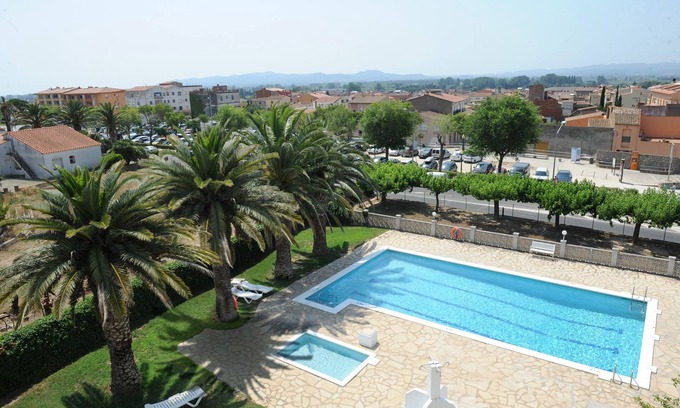 Torroella de Montgri Hotel | Discover RVHotels GR92: Poolside Relaxation Awaits You