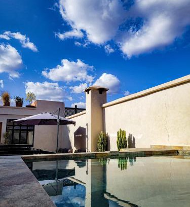 Medina House | Discover Ryad Selyen: 4-Star Retreat with Pool & Dining
