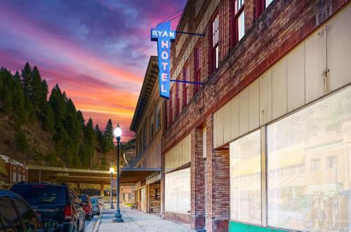 Wallace Hotel | Experience Comfort at Ryan Hotel with Pool & Family Amenities
