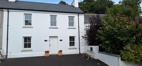 Rostrevor House | Ryan's Cottage: Pet-Friendly Ocean View Retreat with 9.5 Rating