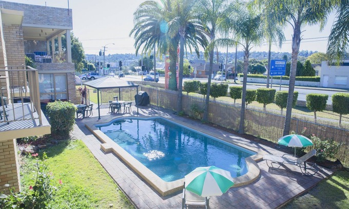 Ryde Hotel | Relax at Ryde Inn: Family-Friendly with Pool & Spa
