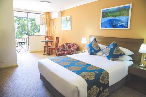 Ryde Hotel | Relax at Ryde Inn: Oceanfront Comfort with Family Amenities