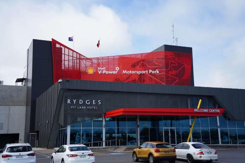 Seymour Hotel | Discover Rydges Pit Lane: 4-Star Getaway with Hot Tub