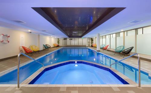 Surry Hills Hotel | Elegant Rydges Sydney Central with Ocean Views & Pool
