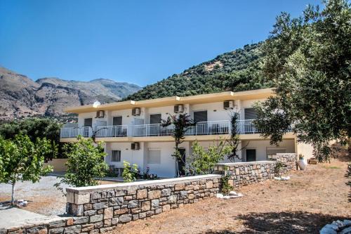 Korakas Apartment | Oceanfront Rykinthos Studios with Family-Friendly Amenities