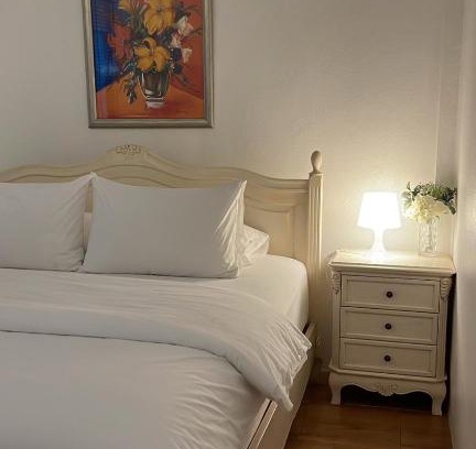 Bang Phra Hotel | Budget-Friendly Rynn Hotel with Restaurant & Family Amenities