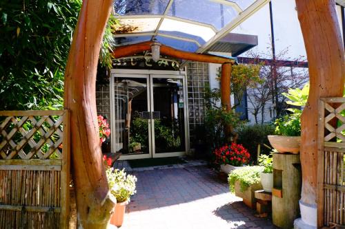 Oshino Hotel | Guest Rated Ryokan Fujitomita with Pool & Hot Tub Access