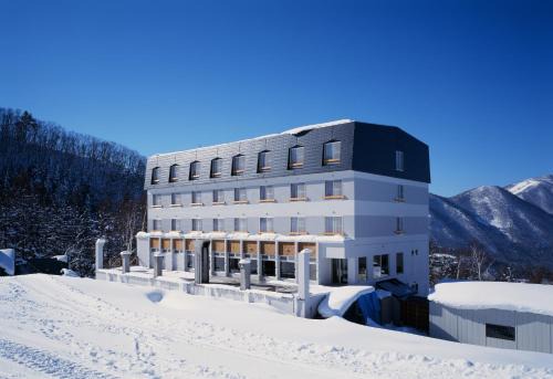 Yamanouchi Hotel | Discover Comfort at Ryuo Park Hotel with Hot Tub Access