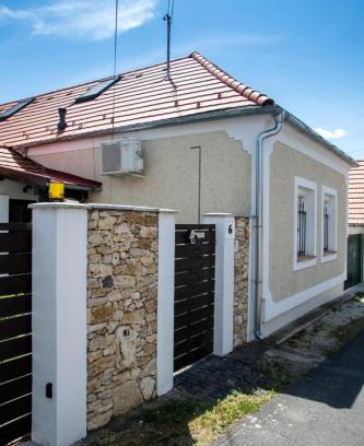 Tapolca Apartment | Top-Rated SáBa Vendégház: Child-Friendly Retreat Awaits