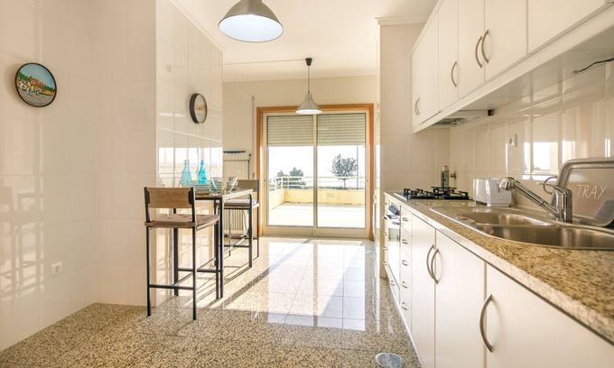Sao Felix Da Marinha Apartment | Relaxing São Félix Ocean Views Apartment with Spa Amenities