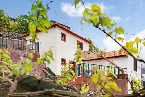 Sao Vicente House | Explore São Vicente House: Pet & Child-Friendly Retreat