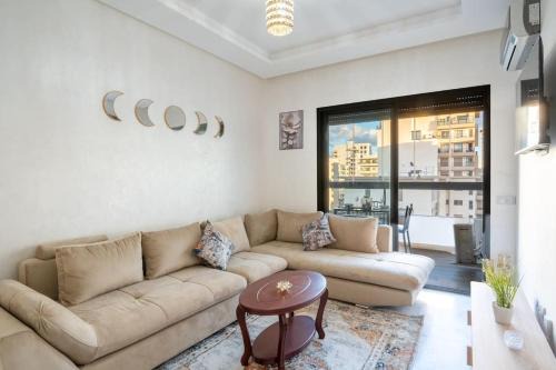 Ain Harrouda Apartment | Séjour Élégant et Détente au Bord de la Piscine