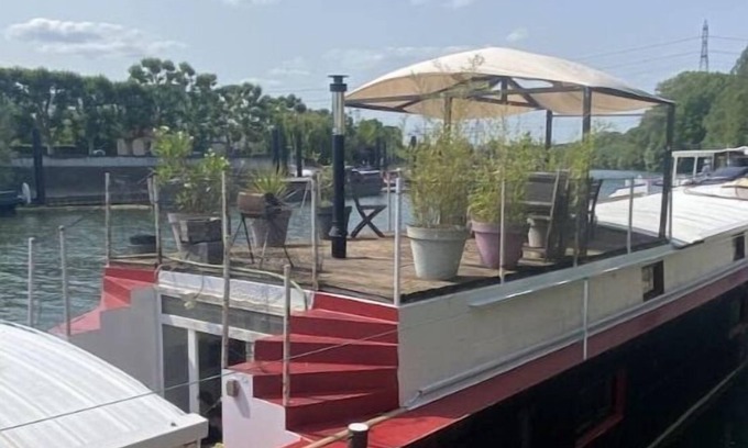 Epinay-sur-Seine House | Unique Stay on a Houseboat with Family-Friendly Amenities
