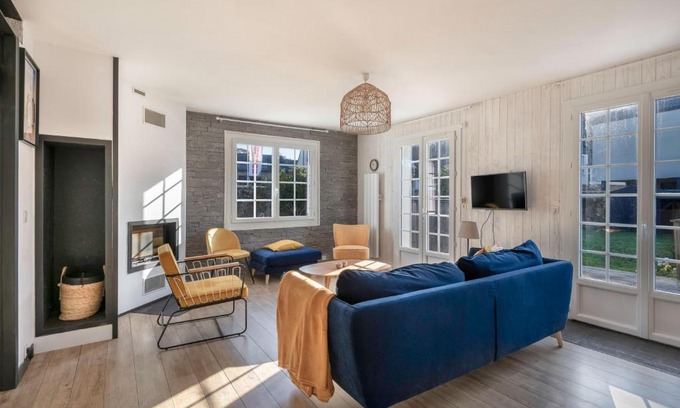 Arzon House | Stylish Retreat for 11 in a Family-Friendly Home