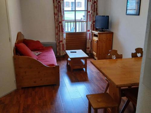Vignec Apartment | Authentic Pyrénéen Retreat: T2 Cabine with Pool Access