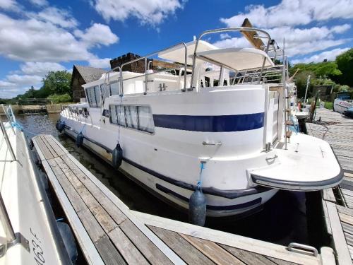 Chenille-Change Boat Rental | Unique Vintage Stay on a Houseboat in Chenillé-Champteussé