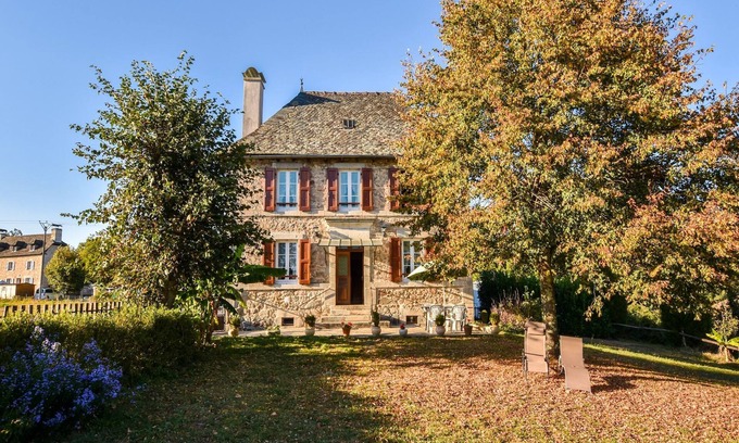 Senezergues House | Cozy Holiday Home with Garden and Family-Friendly Amenities