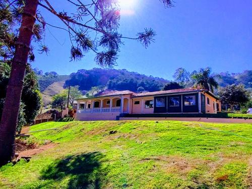 Pedralva House | Pet-Friendly Retreat with Pool & Hot Tub in Sítio Araucárias