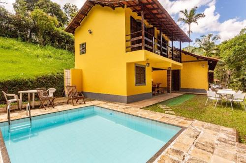 Petropolis House | Cozy Sítio Borges: Oceanfront Retreat with Pool & Breakfast