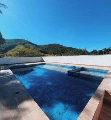 Santo Amaro da Imperatriz House | Relaxing Beachfront Retreat with Amazing Pool and Spa