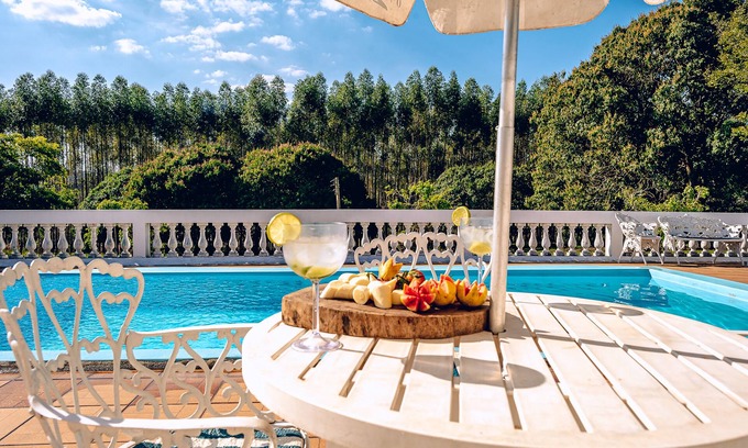 Capela do Alto Cottage | Relaxing Retreat with Private Pool and Scenic Lake Views
