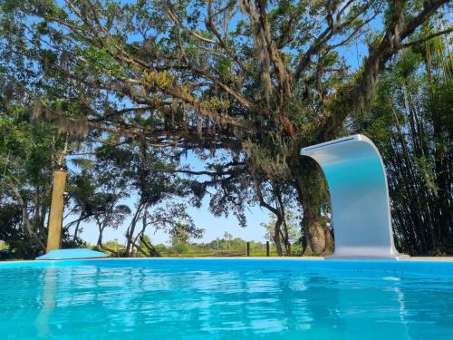 Passo de Torres House | Relaxing Retreat with Hot Tub & River Access at Sítio